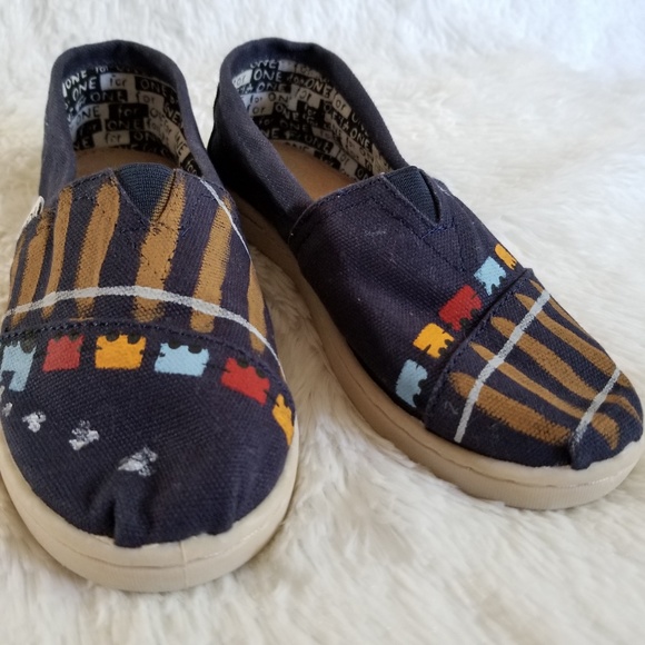 TOMS | Boy's Slippers - Picture 2 of 7